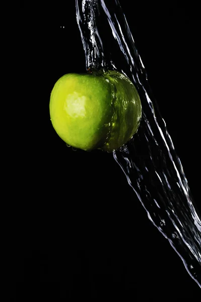 Salpicadura de agua de manzana verde sobre fondo negro — Foto de Stock