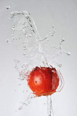 Kırmızı elma ve su sıçrama