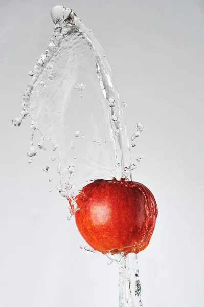 Manzana roja y agua salpicada —  Fotos de Stock