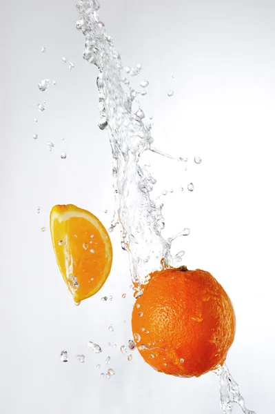 Orangen und Wasserspritzer — Stockfoto