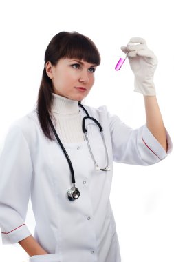 genç bir kadın doktor sıvı ile çalışma