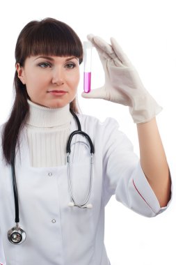 genç bir kadın doktor sıvı ile çalışma