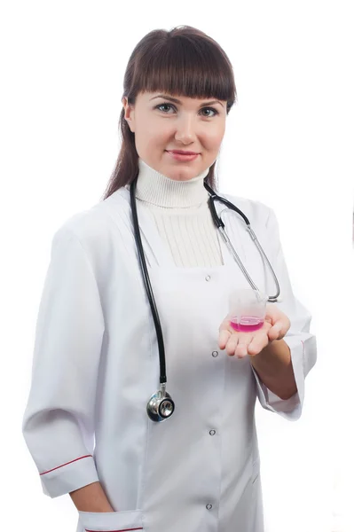 Femme médecin tenant un échantillon médical dans une tasse — Photo