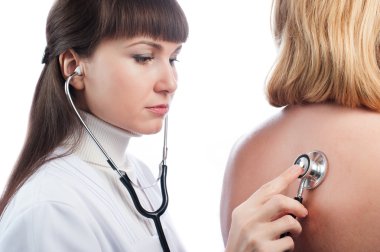 Doktor kadın hastanın akciğerleri stetoskop ile incelenmesi