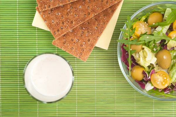 Grönsakssallad med glas yoghurt — Stockfoto