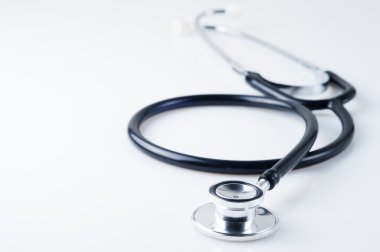 Beyaz arkaplanda steteskop