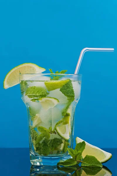 Fresh mojito cocktail on blue — Stock Photo, Image