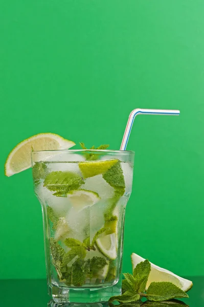 Fresh mojito cocktail on green — Stock Photo, Image