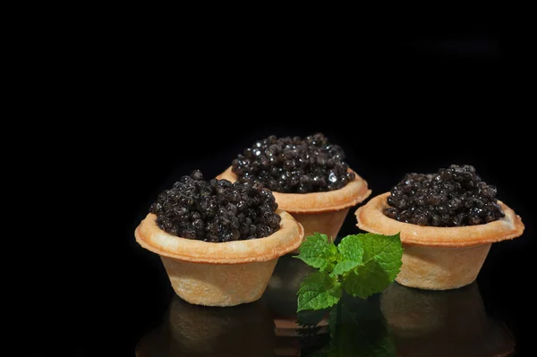 Caviar preto em cestas assadas — Fotografia de Stock