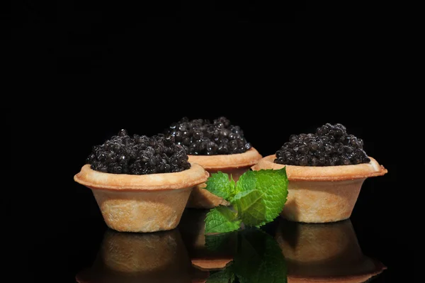 Caviar preto em cestas assadas — Fotografia de Stock