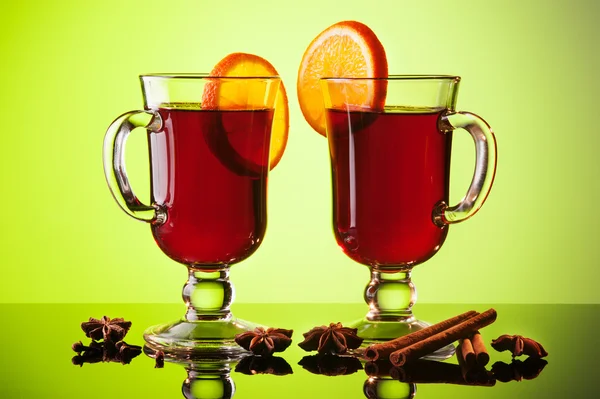 Mulled wine in two glasses on green — Zdjęcie stockowe