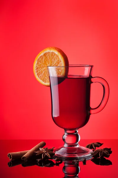 Glühwein op rood — Stockfoto