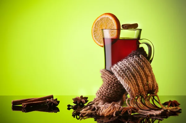 Mulled wine and scarf on green — Stock Photo, Image