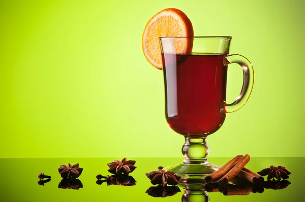 Mulled wine on green — Stock Photo, Image