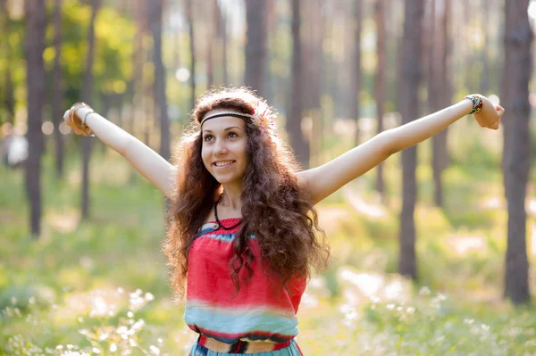 Vacker flicka i en skog — Stockfoto