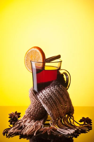 Mulled wine on yellow — Stock Photo, Image