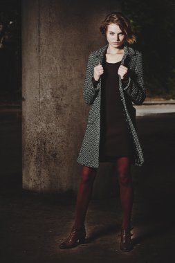 Köprü altında duran kız moda