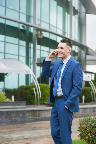 Portret van een jonge zakenman praten over de telefoon — Stockfoto