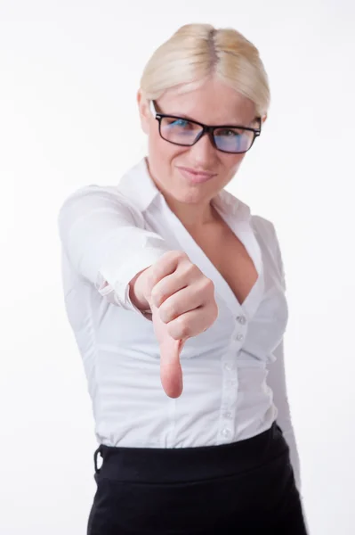 Mujer de negocios bonita con gafas con el pulgar hacia abajo — Foto de Stock