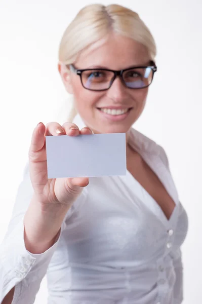 Glückliche blonde Frau zeigt leere Kreditkarte. — Stockfoto