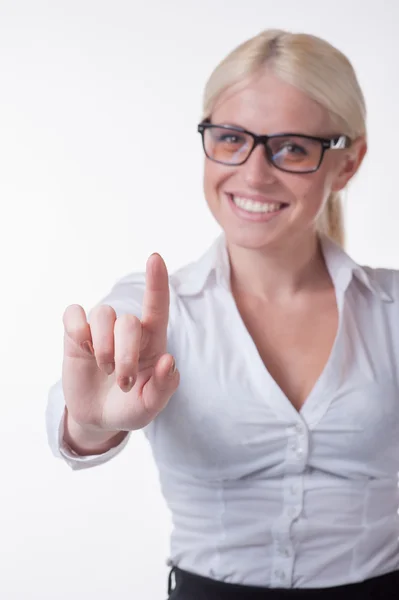 Giovane donna d'affari attraente premendo il pulsante touchscreen . — Foto Stock