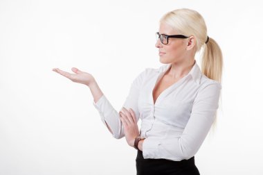 iş kadını bir şeyler gösteriyor