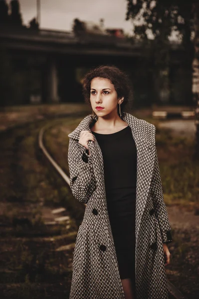 Unga vackra kvinnan gå nära railway — Stockfoto