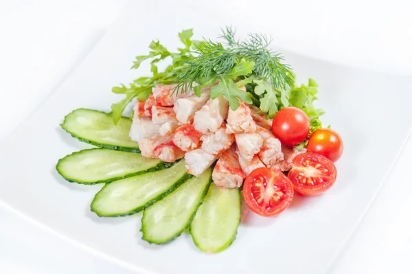 Krabbenfleisch mit Gurken, Erbsen, Petersilie und Tomaten — Stockfoto