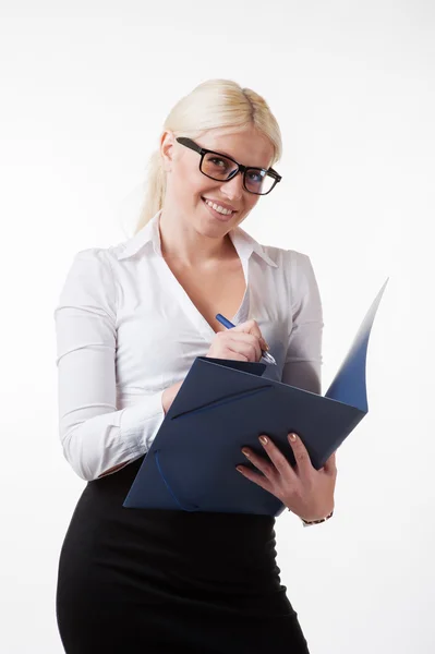 Γυναίκα των επιχειρήσεων φορώντας γυαλιά κρατώντας ένα φάκελο — Φωτογραφία Αρχείου