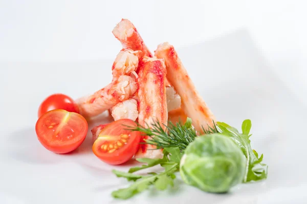 Krabbenfleisch mit Kohl, Petersilie und Tomate auf Teller — Stockfoto