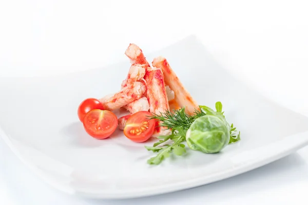 Krabbenfleisch mit Kohl, Petersilie und Tomate auf Teller — Stockfoto