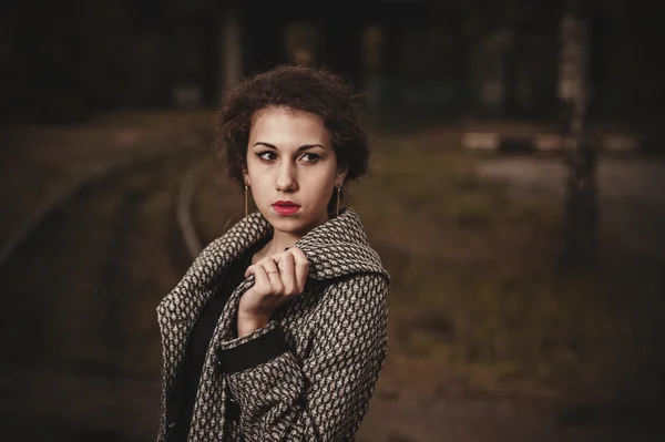 Demiryolu yürüyen genç güzel kadın — Stok fotoğraf