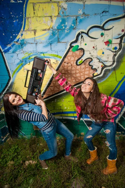 Dvě mladé dívky baví — Stock fotografie