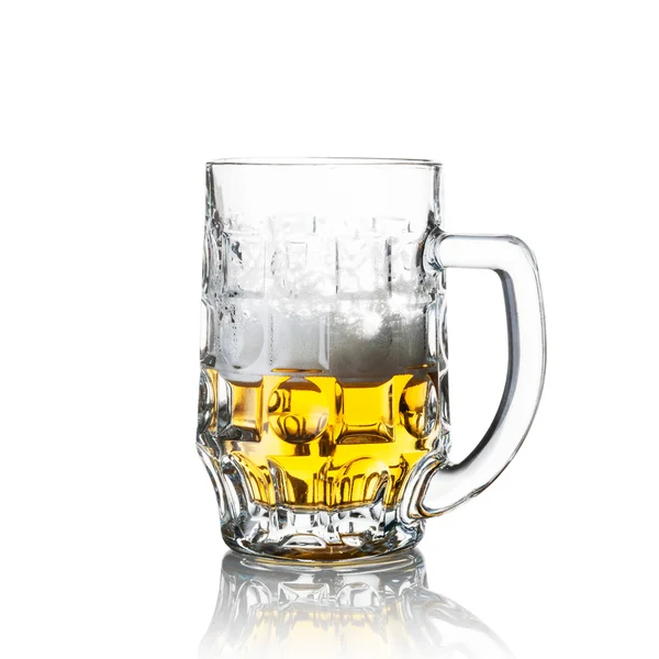 Ett halvt glas öl — Stockfoto