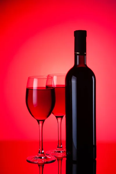 Vasos y botellas de vino tinto — Foto de Stock