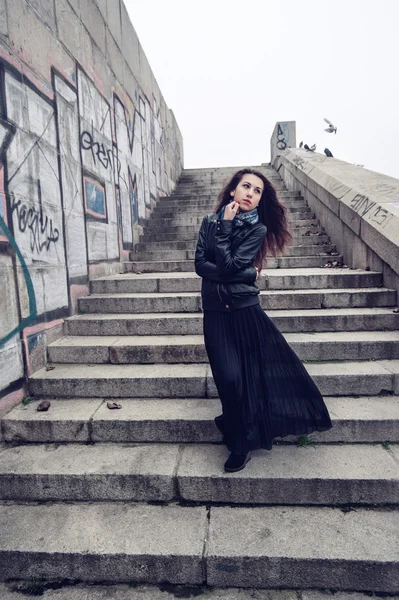 Portrait of young woman in the city — Stock Photo, Image