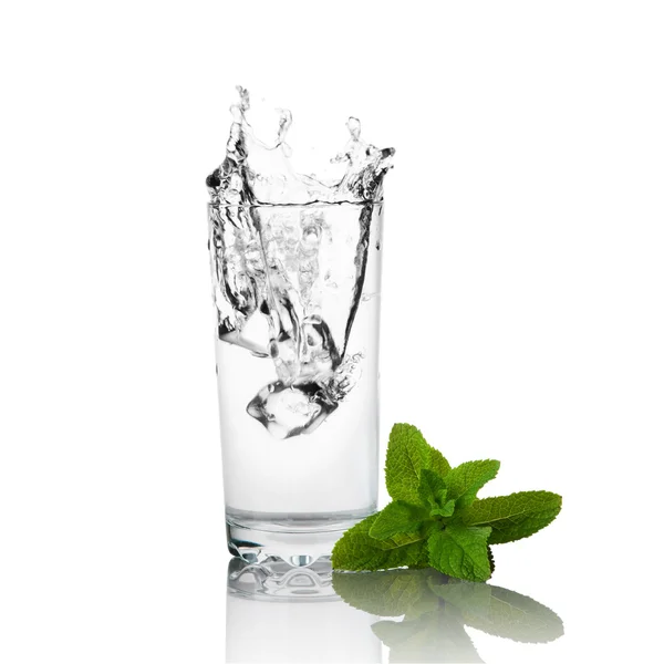 Bicchiere d'acqua e menta verde — Foto Stock