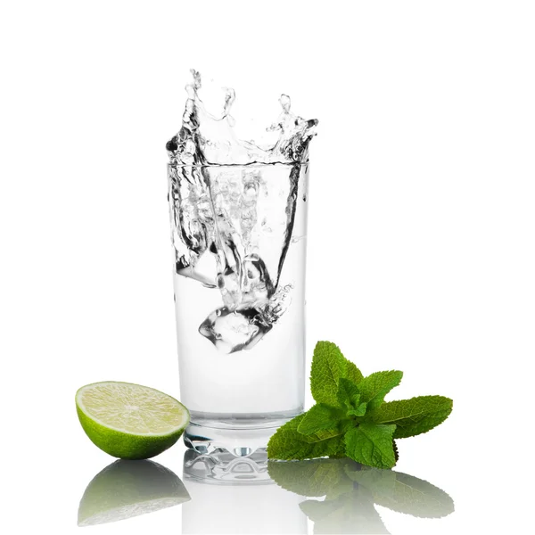 Lime, mynta och glas vatten — Stockfoto