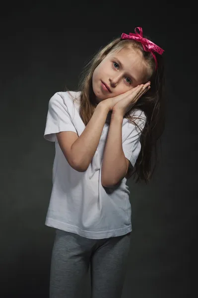 Menina bonito mostrando gesto do sono — Fotografia de Stock