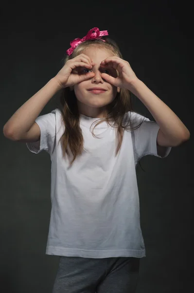 Nettes Mädchen mit Fingern um die Augen — Stockfoto