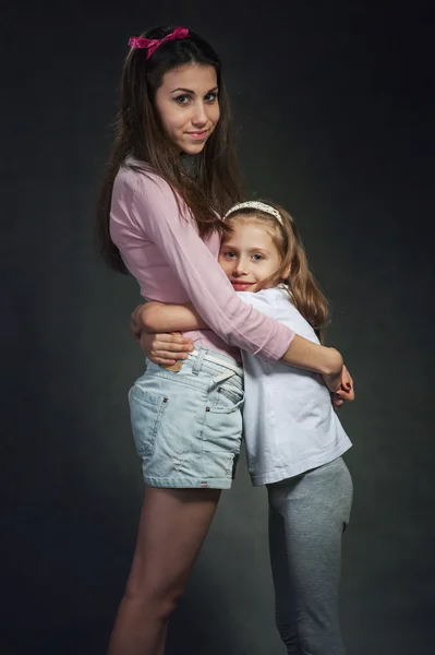 Abraço meninas — Fotografia de Stock