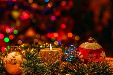 Noel baloları ve mum.