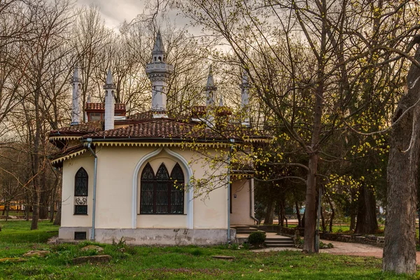 Kleine gebouw in park - Oekraïne, Europa — Stok fotoğraf