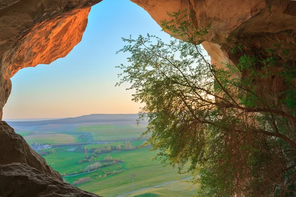 Cueva en la montaña al amanecer —  Fotos de Stock