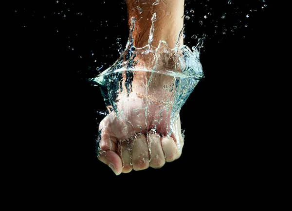 Mannen vuist ponsen water splash — Stockfoto