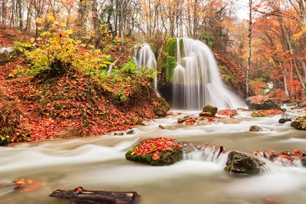 Podzimní vodopád — Stock fotografie