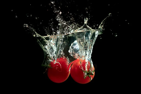 Färsk tomat uder vatten — Stockfoto