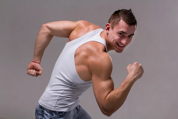 Uśmiechnięty mężczyzna mięśni — Zdjęcie stockowe