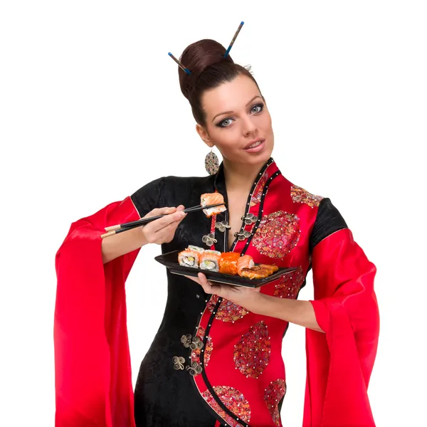 Frau in traditioneller Kleidung mit Sushi — Stockfoto