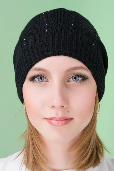 젊은 여자 겨울 모자를 쓰고 — 스톡 사진